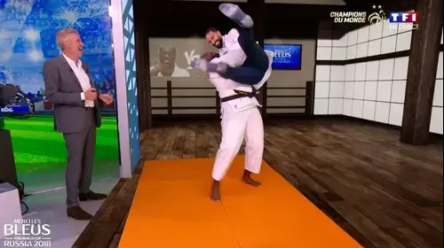 עדיל ראמי, נבחרת צרפת, מול הג'ודוקא טדי רינר (צילום מסך , מתוך טוויטר) עדיל ראמי, נבחרת צרפת, מול הג'ודוקא טדי רינר (צילום מסך , מתוך טוויטר)
