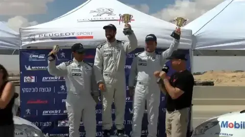 תם טל על הפודיום בסיום יום התחרויות השני, אליפות 208Racing Cup של ישראל (צילום מסך)