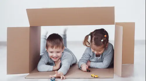 ילדים משחקים בארגז קרטון (ShutterStock) ילדים משחקים בארגז קרטון (ShutterStock)
