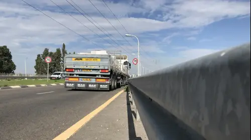 גדר הבטיחות בדרך שמעון פרס (ניר בן טובים , קינן כהן)