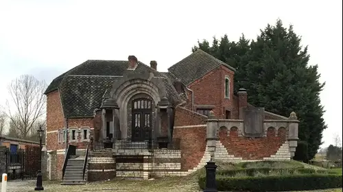 בתים בלגים מכוערים (אתר רשמי , uglybelgianhouses) בתים בלגים מכוערים (אתר רשמי , uglybelgianhouses)