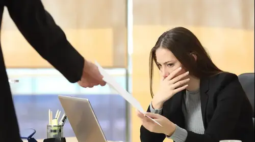 עובדת מקבלת מכתב פיטורים (ShutterStock) עובדת מקבלת מכתב פיטורים (ShutterStock)