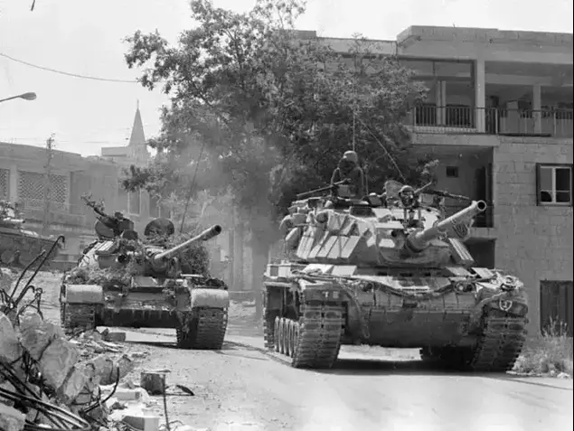 טנקים ישראלים בכפר בלבנון יוני 1982 (AP)