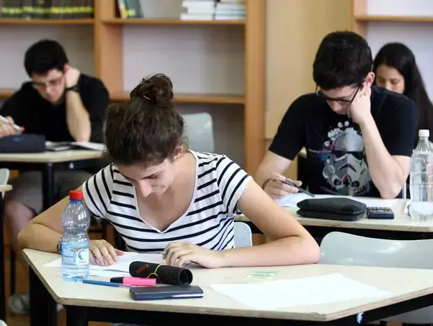 בחינת בגרות במתמטיקה, בית ספר תיכון חדש, תל אביב מאי 2011 (יח"צ , ששון תירם)