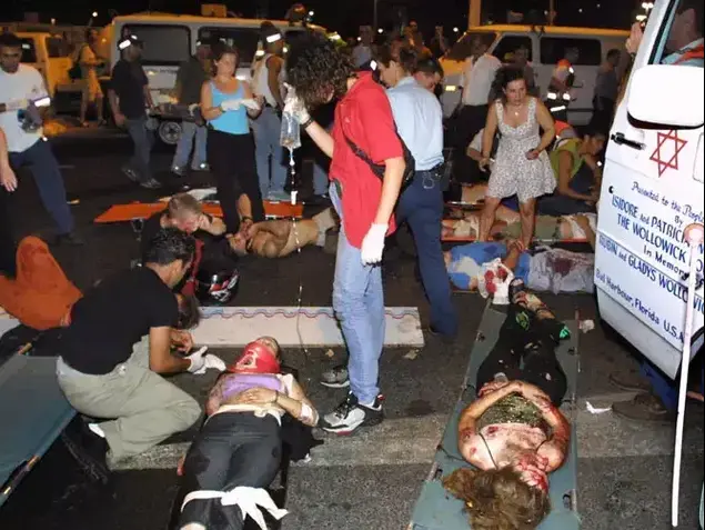 פיגוע התאבדות במועדון הדולפינריום בתל אביב בו נרצחו 21 אנשים, יוני 2001 (AP)