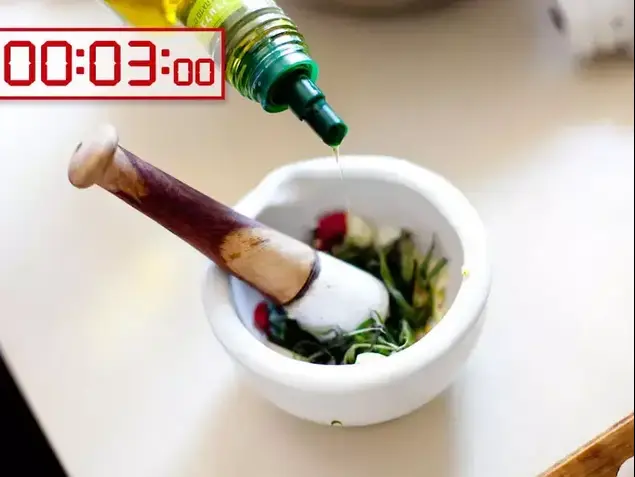 מועכים שום, צ'ילי וגבעול טרגון במכתש ועלי. מוסיפים כף שמן זית (דנה מאירזון)