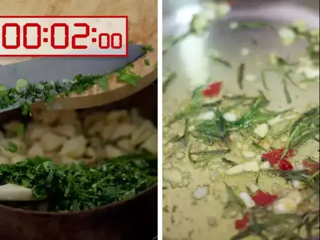 מחממים שמן זית מוסיפים את תכולת מחית השום-צ'ילי מוסיפים עשבי תיבול קצוצים (דנה מאירזון)