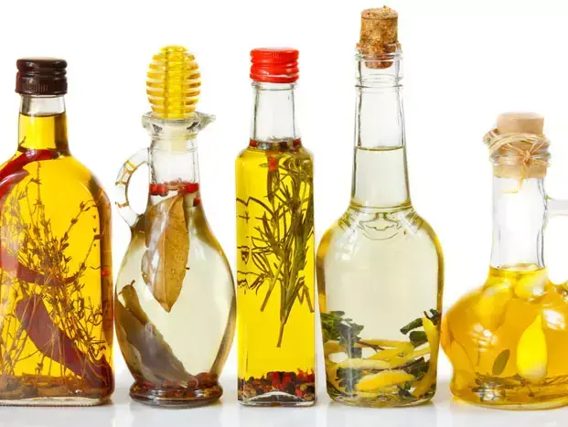 שמן זית עם תבלינים בהכנה ביתית (ShutterStock)