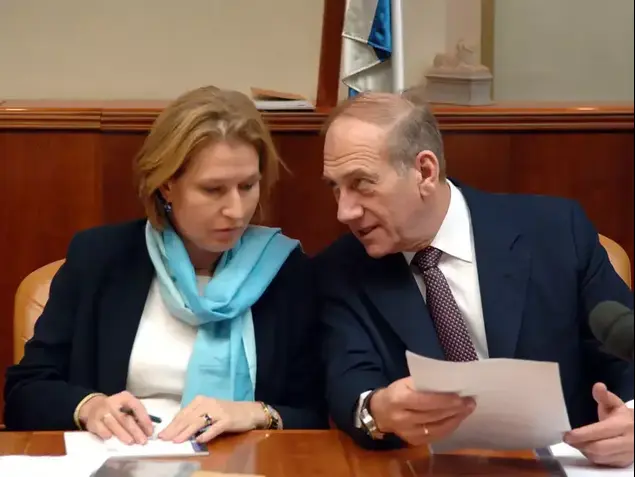 ציפי לבני שרת המשטים עם ראש הממשלה אהוד אולמרט בשנת 2006, מרץ 2012 (לשכת העיתונות הממשלתית)