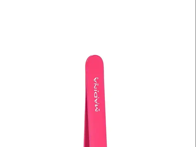 פינצטות אלכסוניות של Madina Milano Professional Beauty Accessories (יח"צ , אפרת אשל)