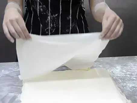 חותכים למלבנים בגודל של תבנית אפייה ומייבשים את הבצק על גבי מגבת (יח"צ , יולה זובריצקי)