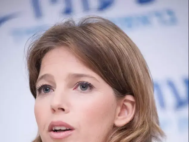 יאיר לפיד במסיבת עיתונאים שבה מציג את המצטרפות החדשות דר' עדי קול, מקימת הפרויקט "אוניברסיטה בעם" ועו"ד קארין אלהרר, ראש מערך הקליניקות המשפטיות באוניברסיטת בר-אילן, אוקטובר 2012 (נמרוד סונדרס)