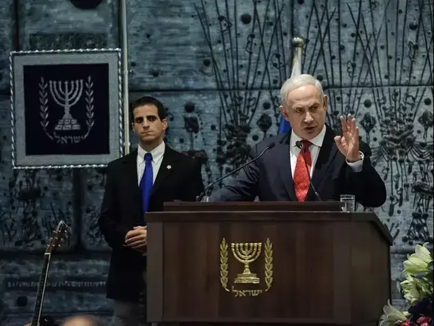 בנימין נתניהו ושמעון פרס בטקסט הענקת עיטור למצטיינים במאבק בסחר בבני אדם (עומר מירון)