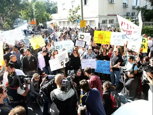 הפגנת עובדי ערוץ 10 מול בית הליכוד (יותם רונן)