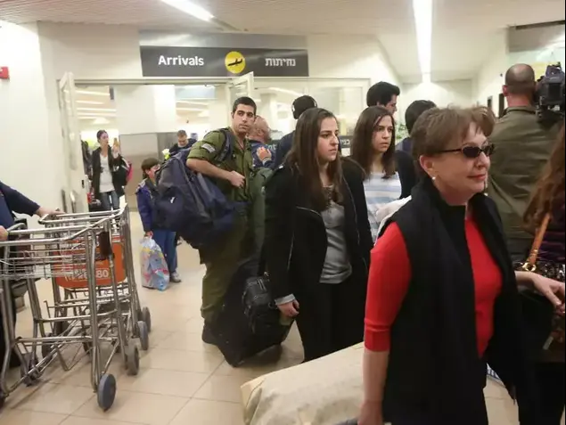 נוסעי טיסת ארקיע שנחתה נחיתת חירום עוזבים את נתב"ג, ינואר 2013 (יותם רונן)