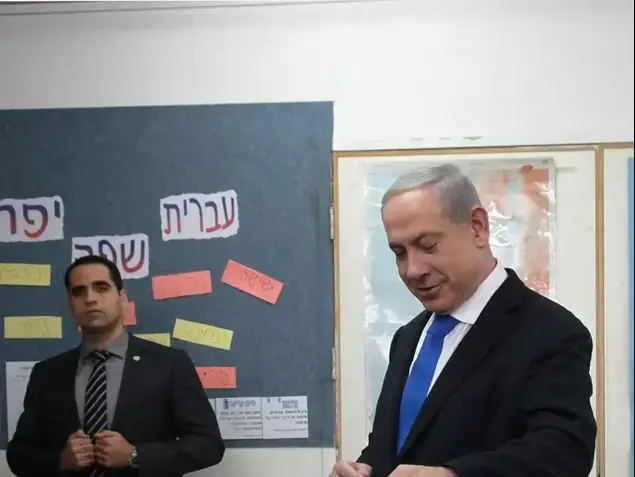 ראש הממשלה בנימין נתניהו ובני משפחתו בקלפי בשכונת רחביה בירושלים, ינואר 2013 (יח"צ , מרק ישראל סלם / ג'רוזלם פוסט)