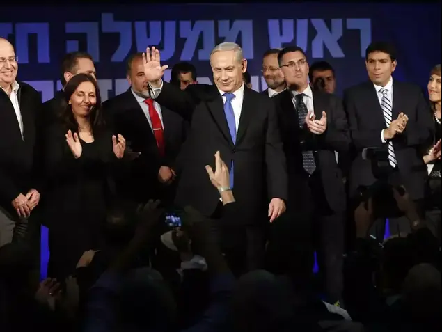 ראש הממשלה בנימין נתניהו עם חברי רשימת הליכוד ביתנו לאחר היוודע תוצאות הבחירות לכנסת ה-19, ינואר 2013 (רויטרס)