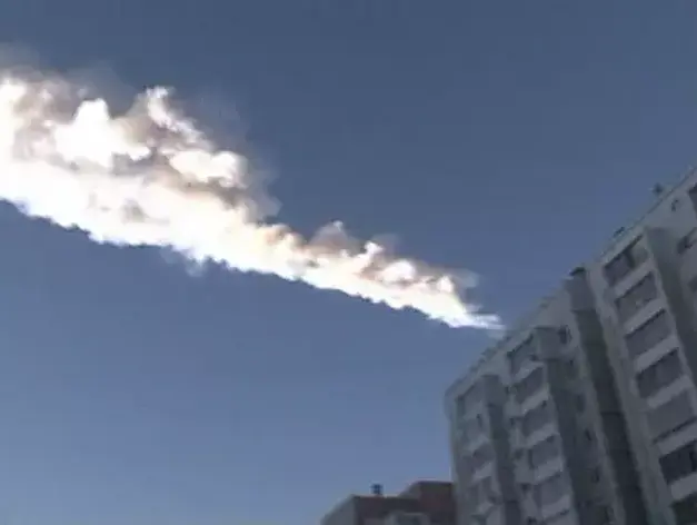 מטאור חולף בשמי העיר צ'ליבבינסק שבהרי אורל, רוסיה, 15 פברואר 2012 (רויטרס)