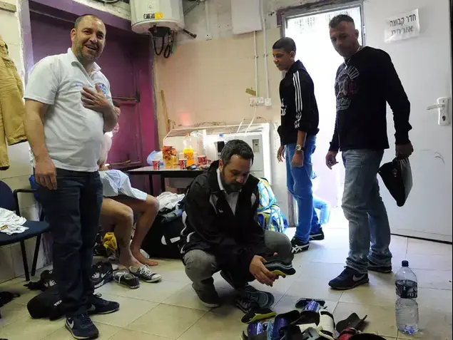 עורך וואלה! ספורט חמי אוזן בתפקיד אפסנאי בקבוצת מכבי יבנה (ברני ארדוב)