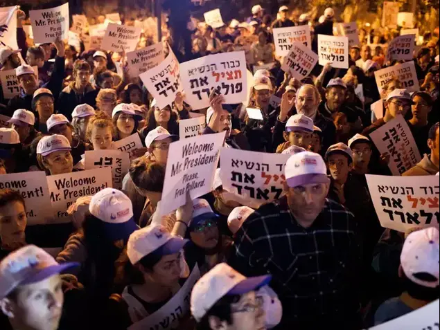 הפגנה למען שחרור פולארד מול בית הנשיא, ירושלים 19.3.13 (טלי מאייר)
