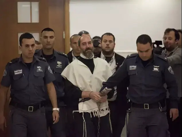 יעקב טייטל יוצא מהדיון בבית המשפט, אפריל 2013 (טלי מאייר)