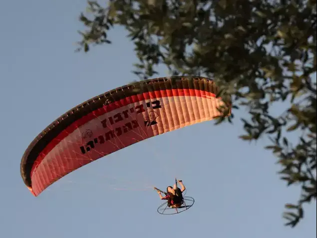 מצנח מחאה בחתונה של ציפי חוטובלי ואור אלון. מאי 2013 (ניב אהרונסון)