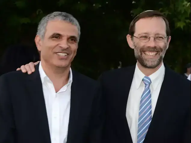 משה פייגלין ומשה כחלון בחתונתם של ציפי חוטובלי ואור אלון. מאי 2013 (ניב אהרונסון)