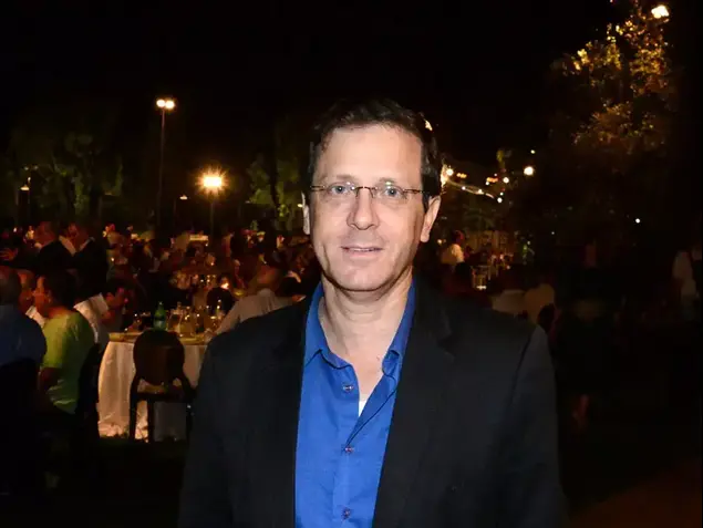 בוז'י הרצוג בחתונתה של ציפי חוטובלי. מאי 2013 (ניב אהרונסון)