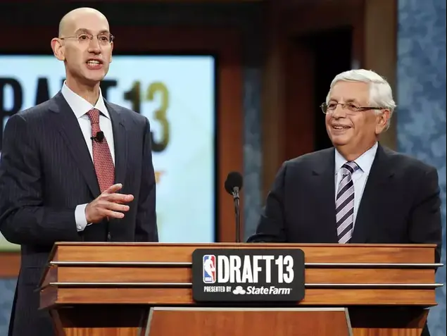 דייויד סטרן קומישינר ה-NBA היוצא עם יורשו אדם סילבר (רויטרס)