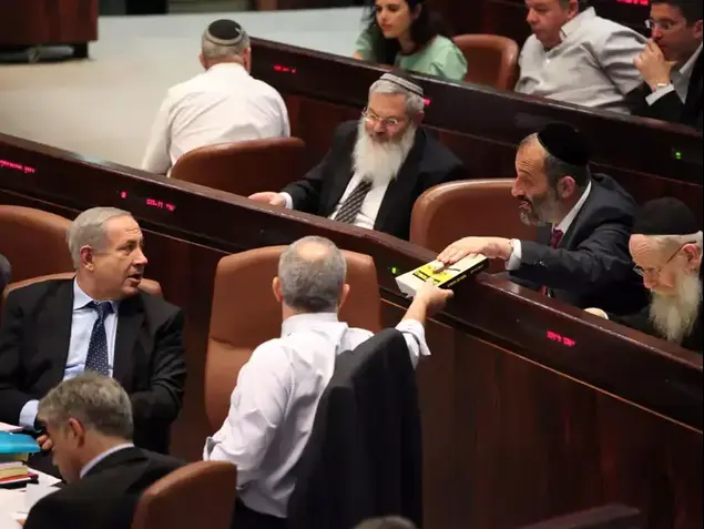 בנימין נתניהו ואריה דרעי בדיון על התקציב במליאת הכנסת. יולי 2013 (יואב דודקביץ')