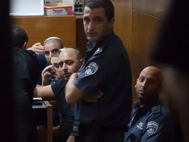 בני משפחת מוסלי, מואשמים בסחיטה באיומים בבית משפט השלום בת"א, יולי 2013 (דרור עינב)