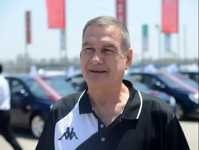 בעלי הפועל תל אביב חיים רמון (ניב אהרונסון)