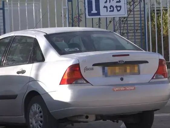 הרכב בו פעוט בן שלוש נשכח ברכב מול מרכז הקליטה בבאר שבע. אוגוסט 2013 (שי מכלוף)