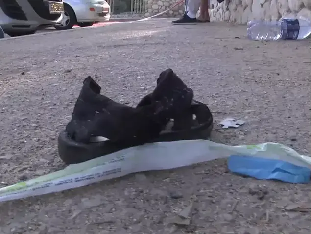 פעוט בן שלוש נשכח ברכב מול מרכז הקליטה בבאר שבע. אוגוסט 2013 (שי מכלוף)