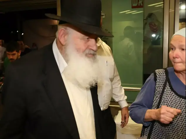 אורי זהר מגיע לבית החולים איכילוב ערב מות אריק איינשטיין (יותם רונן)