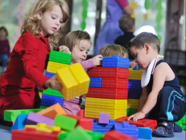 פעוטות משחקים עם קוביות פלסטיק גדולות (ShutterStock)