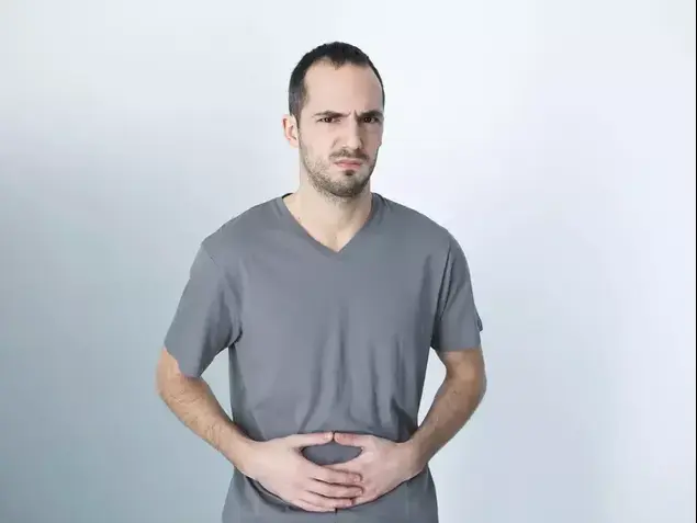 גבר מחזיק את הבטן (ShutterStock)