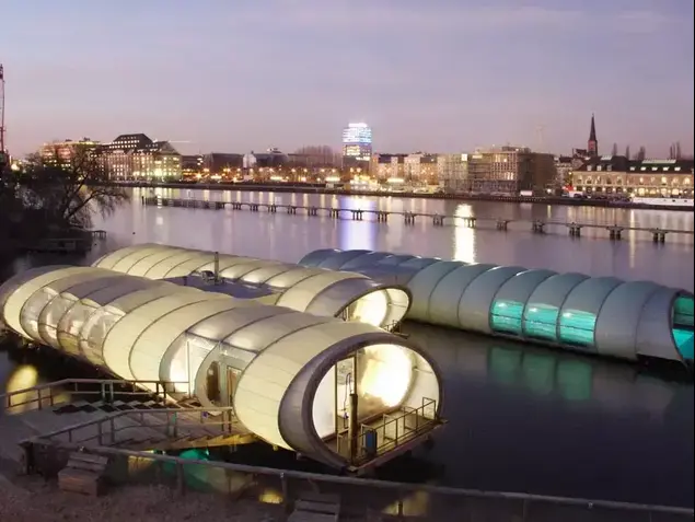 בריכה ציבורית צפה בברלין (אתר רשמי , www. arena-berlin.de)