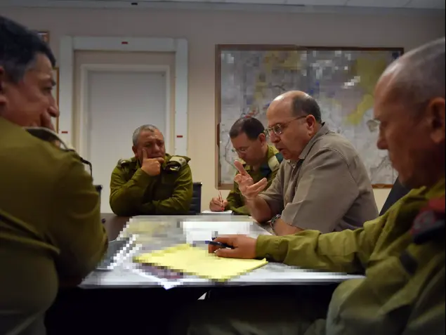 שר הביטחון משה יעלון בהערכת מעצב על שלושת הנערים הנעדרים. חטמ"ר יהודה, 14 ביוני 2014 (משרד הביטחון , אריאל חרמוני)