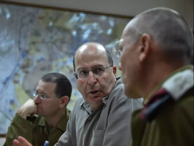 שר הביטחון משה יעלון בהערכת מעצב על שלושת הנערים הנעדרים. חטמ"ר יהודה, 14 ביוני 2014 (משרד הביטחון , אריאל חרמוני)