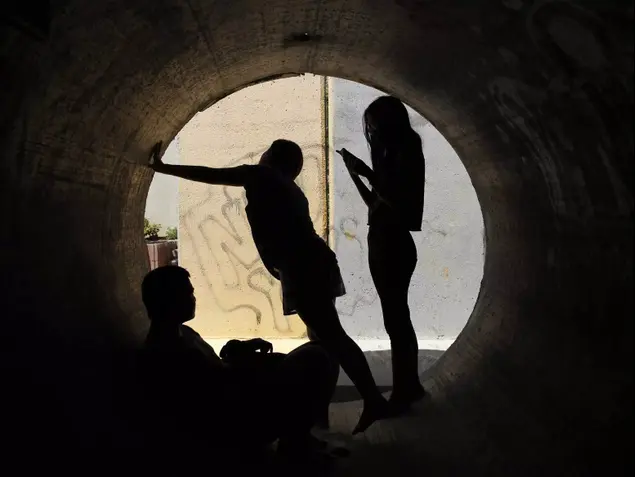 ילדים תופסים מחסה בצינור בטון בזמן אזעקת צבע אדום ליד אשדוד. יולי 2014 (רויטרס)