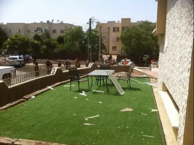 רקטה פגעה בכביש בנתיבות וגרמה נזק לבית. 12 ביולי 2014 (מערכת וואלה! NEWS , עידו סופר)