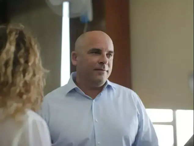 ממים על יספר סילסן מהמשחק בין הולנד לברזיל (צילום מסך)