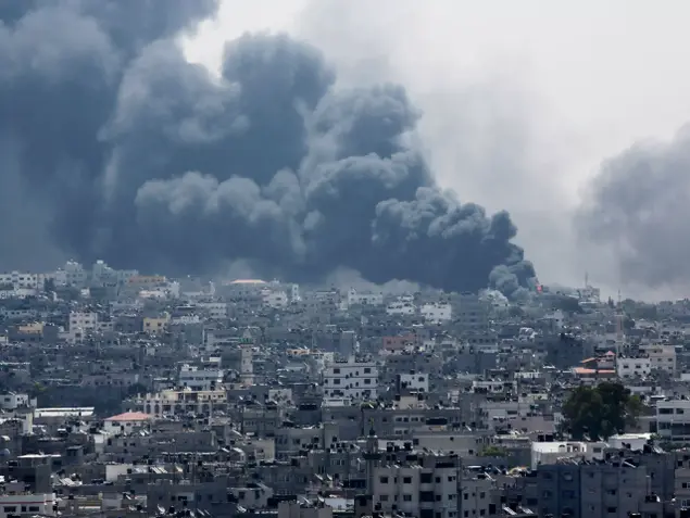 עשן מיתמר משכונת שג'אעיה בעיר עזה – מבצע צוק איתן, 20 ביולי 2014 (AP)