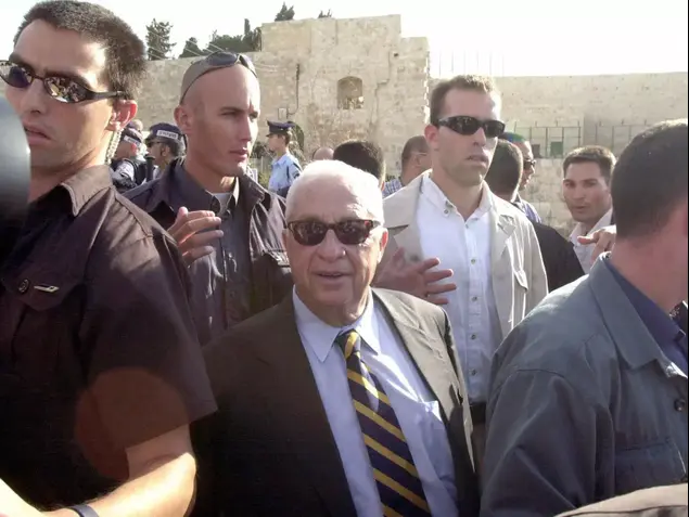 יו"ר האופוזיציה אריאל שרון עולה להר הבית, 28 בספטמבר 2000 (AP , איל ורשבסקי)