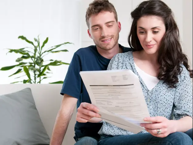 זוג צעיר מעיין במסמך (ShutterStock)