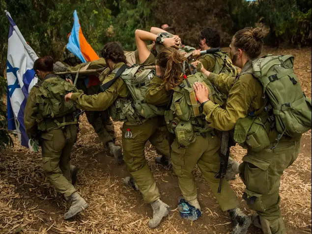 לוחמות פיקוד העורף בסיום מסע כומתה, אוקטובר 2014 (דובר צה"ל)