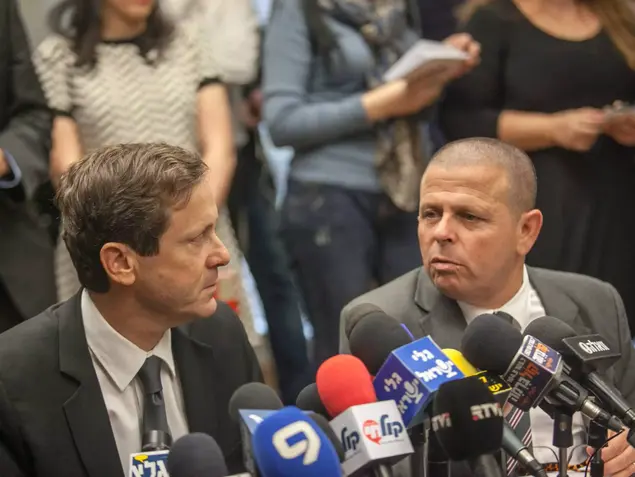 ח"כ איתן כבל ויו"ר מפלגת העבודה יצחק (בוז'י) הרצוג בישיבת סיעה בכנסת (נועם מושקוביץ)