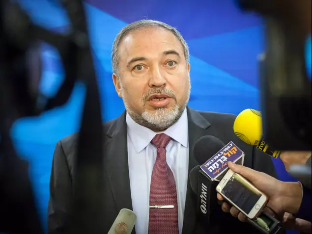 אביגדור ליברמן בישיבת ממשלה (הארץ , אמיל סלמן)