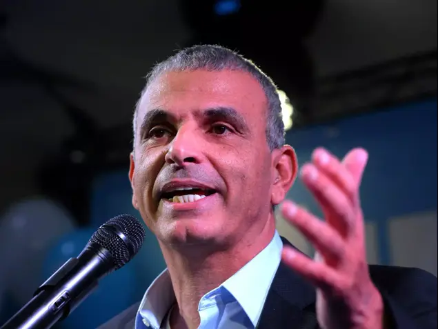 משה כחלון מציג את חזון המפלגה בכנס הפוליטי הראשון במטה של מפלגת 'כולנו', ינואר 2015 (ראובן קסטרו)